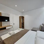 Veliaj Apartman *
